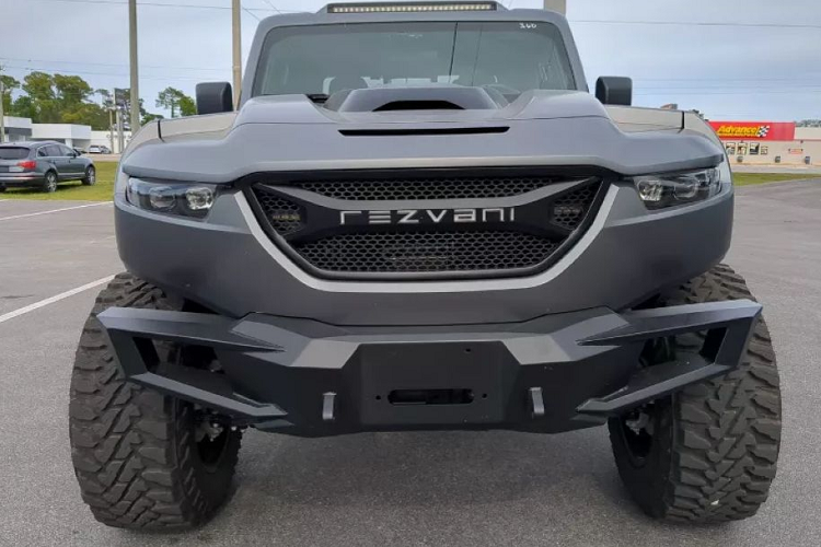 Chiếc bán tải Rezvani Hercules 6x6 khi nhìn thoáng qua khó có thể nhận ra nó được phát triển dựa trên mẫu Jeep Gladiator. Hercules được sửa đổi nhiều đến mức ai cũng nhầm tưởng đây là mẫu bán tải được đặt sản xuất riêng.