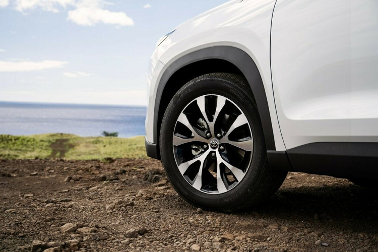 Sự thay đổi rõ rệt của bản Limited so với bản XLE nằm bên trong xe. Tại đây, bản Limited có thêm ghế trước bọc da với tính năng sưởi ấm/thông hơi, sưởi ghế sau, sưởi vô lăng, ghế lái nhớ vị trí, bảng đồng hồ kỹ thuật số 12,3 inch, hệ thống âm thanh JBL 11 loa, hệ thống đèn viền LED, cổng sạc 120V trong khoang hành lý và cửa cốp chỉnh điện rảnh tay. Bên cạnh đó là hệ thống hỗ trợ đỗ xe trước/sau.