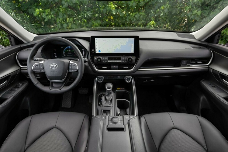 Chưa hết, Toyota Grand Highlander 2024 bản XLE còn có bảng đồng hồ kỹ thuật số 7 inch, màn hình cảm ứng trung tâm 12,3 inch, sạc điện thoại không dây, 7 cổng USB, rèm che nắng dành cho hàng ghế thứ hai, gương chiếu hậu chống chói tự động, tính năng mở cửa gara từ xa, khóa kỹ thuật số, cửa cốp chỉnh điện và vành hợp kim 18 inch. Về trang bị an toàn, bản XLE cũng có gói công nghệ hỗ trợ người lái nâng cao Toyota Safety Sense 3.0 tiêu chuẩn.