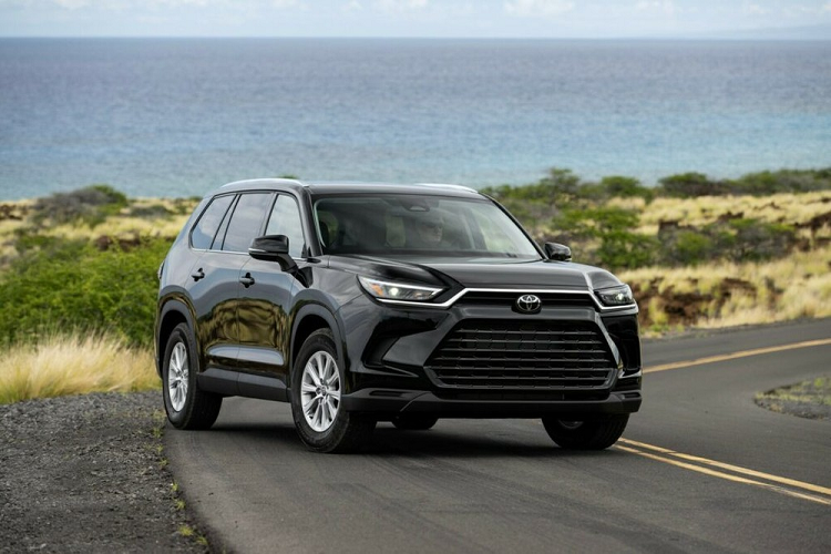 Giá xe Toyota Grand Highlander 2024 rẻ nhất là bản XLE với giá khởi điểm từ 43.070 USD (khơng hơn 1 tỷ đồng). Bỏ ra số tiền này, khách hàng Mỹ sẽ nhận về mẫu crossover 3 hàng ghế với cấu hình nội thất 7 chỗ hoặc 8 chỗ ngồi. Ghế của bản tiêu chuẩn sẽ được bọc bằng chất liệu SofTex với tính năng sưởi/chỉnh điện ở hàng ghế trước.