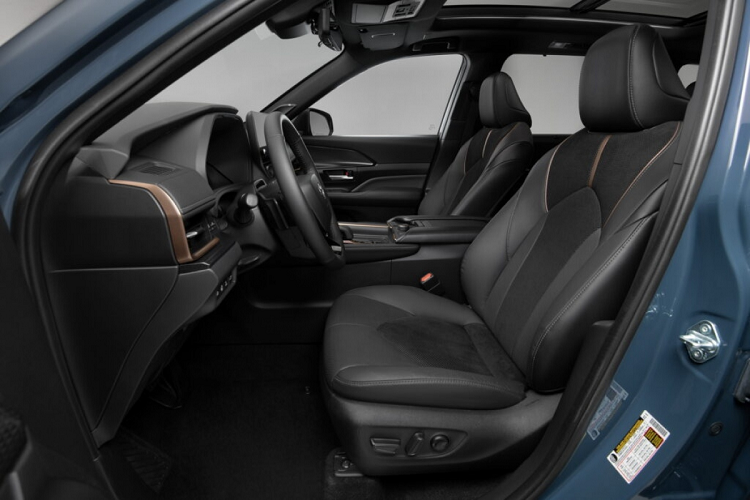 Với những người muốn sở hữu Toyota Grand Highlander 2024 tiết kiệm xăng hơn có thể chọn các phiên bản hybrid. Đầu tiên là XLE Hybrid với giá khởi điểm 44.670 USD (FWD) hoặc 46.270 USD (AWD). Thứ hai là Limited Hybrid có giá 51.060 USD và hệ dẫn động AWD tiêu chuẩn.