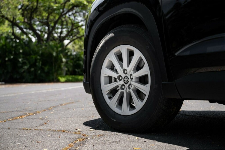 Trong khi đó, bản Limited có giá từ 47.860 USD (khoảng 1,12 tỷ đồng) sẽ sở hữu ngoại hình khác biệt nhờ bộ vành hợp kim 20 inch lớn hơn, gương chiếu hậu gập điện, tích hợp đèn chào mừng, đèn sương mù LED, dải đèn LED định vị ban ngày và cần gạt nước tự động. Ngoài ra, bản Limited còn có cả phiên bản dẫn động cầu trước FWD lẫn 4 bánh AWD.