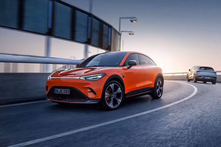 Về phần sức mạnh, 3 phiên bản thường sẽ được trang bị một động cơ điện đơn với công suất tối đa tối đa 268 mã lực, trong khi phiên bản Brabus sẽ được trang bị động cơ kép với công suất tối đa 422 mã lực.