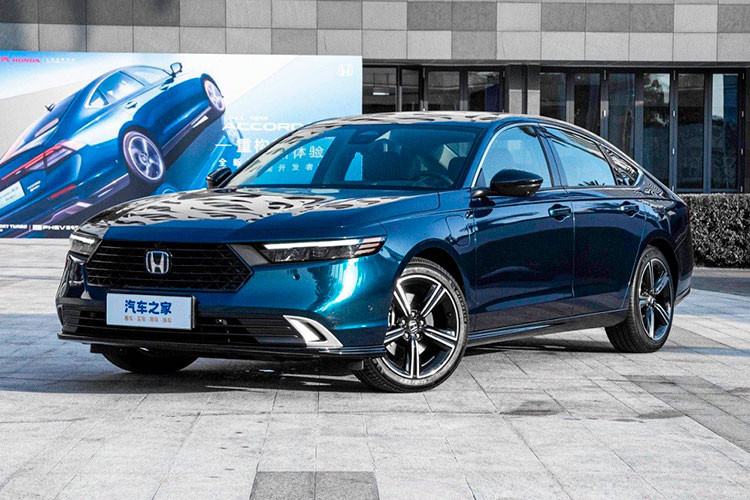 Cuối cùng là gói công nghệ an toàn chủ động Honda Sensing, camera 360 độ, hệ thống quan sát làn đường Honda LaneWatch, phanh tay điện tử và tính năng tự động giữ phanh tạm thời. Hiện chưa rõ sau Trung Quốc, Honda Accord e:PHEV 2023 có được bán ở những thị trường khác hay không.