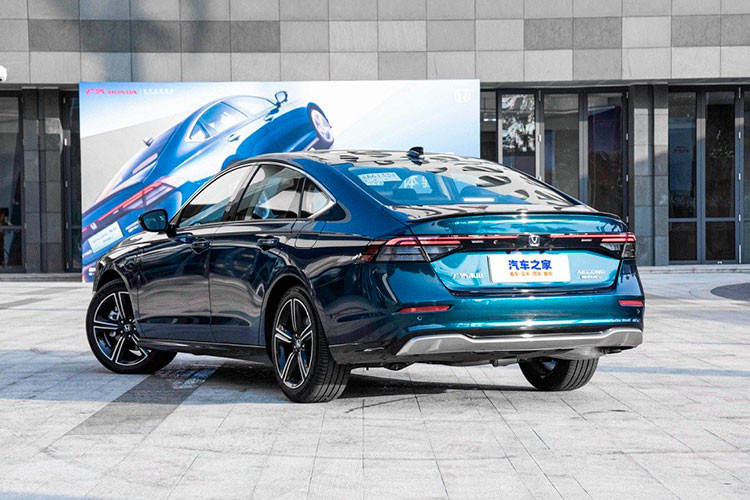 Xe sở hữu công suất tổng cộng 152 kW (203 mã lực) và mô-men xoắn cực đại 335 Nm. Hộp số biến thiên vô cấp e-CVT của xe được tích hợp vào một mô-tơ điện. Pin của mẫu xe này có dung lượng 17,7 kWh, cho phép xe chạy 82 km mà không cần dùng động cơ xăng. Nhờ vậy, mẫu sedan hạng trung này chỉ tiêu thụ lượng xăng 4,88 lít/100 km.