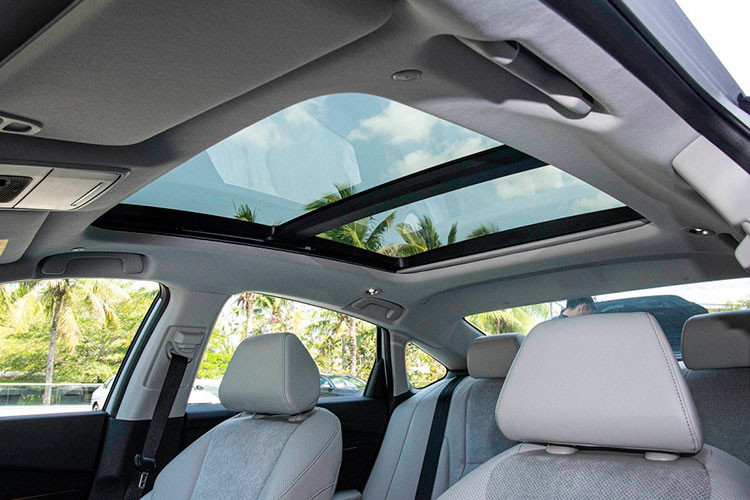 Điểm nhấn của Honda Accord e:PHEV 2023 là hệ truyền động plug-in hybrid i-MMD thế hệ thứ 4, bao gồm máy xăng 4 xi-lanh dung tích 2.0L và 2 mô-tơ điện. Công suất tối đa của động cơ là 109 kW (146 mã lực) trong khi con số tương ứng của mô-tơ điện là 135 kW (181 mã lực).