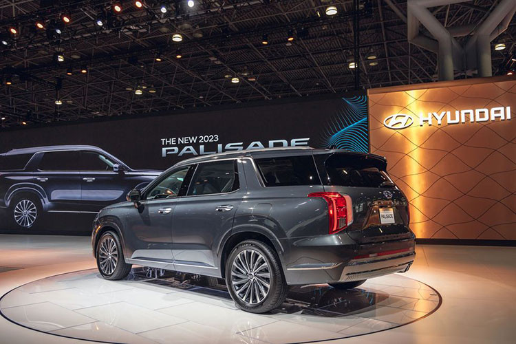 Hyundai Palisade 2023 được phân phối tại Hàn Quốc với hai tùy chọn cấu hình động cơ. Thứ nhất là máy xăng V6, dung tích 3.8L, sản sinh công suất tối đa 291 mã lực và mô-men xoắn cực đại 355 Nm. Phiên bản này có cả bản hệ dẫn động một cầu hoặc hai cầu, đi kèm hộp số tự động 8 cấp.