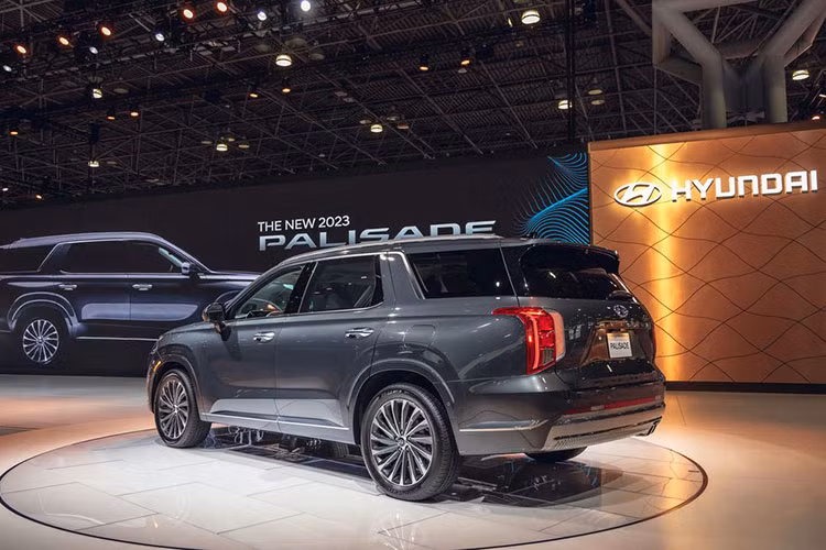 Hyundai Palisade 2023 được phân phối tại Hàn Quốc với hai tùy chọn cấu hình động cơ. Thứ nhất là máy xăng V6, dung tích 3.8L, sản sinh công suất tối đa 291 mã lực và mô-men xoắn cực đại 355 Nm. Phiên bản này có cả bản hệ dẫn động một cầu hoặc hai cầu, đi kèm hộp số tự động 8 cấp.