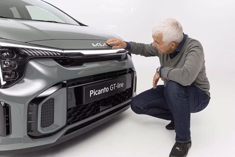 Phần cản sau Kia Morning 2024 phiên bản facelift cũng được làm lại theo hướng hiện đại hơn. Ngoài ra, mẫu xe cỡ A này còn được trang bị bộ mâm dạng 4 chấu phối màu đen xám đẹp mắt.