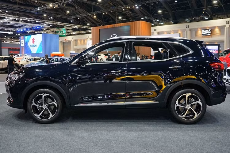 Trong khi đó, cản trước kết hợp đèn sương mù nằm dọc, hốc gió trung tâm rộng và tấm ốp gầm giả màu bạc. Phần nắp capo MG HS mới được thiết kế dốc xuống dưới, tương tự MG5. Ở phía sau, phần ống xả có thiết kế hầm hố hơn, đi kèm là bị bộ mâm 5 chấu mới có kích thước 18 inch.