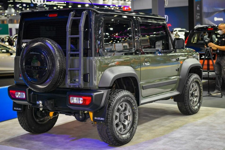 Trong năm nay, Suzuki Jimny dự tính cũng sẽ được ra mắt tại thị trường Việt Nam. Mẫu SUV này hiện được các đại lý trong nước nhận đặt cọc với mức giá bán tham khảo khoảng 600-800 triệu đồng.