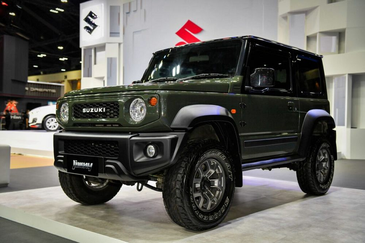 Tại triển lãm Bangkok Motor Show 2023, tại Thái Lan, mức giá xe Suzuki Jimny 2023 bán ra khoảng 1,76 triệu Baht (khoảng 1,21 tỷ đồng) và 1,79 triệu Baht (1,235 tỷ đồng) cho phiên bản sơn hai tông màu.