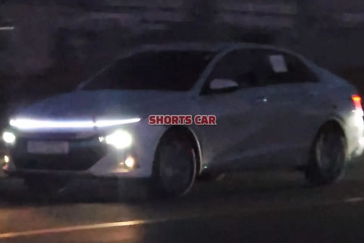 Trong đó, thiết kế ngoại thất của Hyundai Accent 2023 hiện không còn là bí ẩn vì trong thời gian qua, đã có hàng loạt hình ảnh của mẫu xe này bị rò rỉ. Theo hãng Hyundai, Accent thế hệ mới sẽ trở nên sang trọng và rộng rãi hơn trước nhờ kích thước của xe sẽ tăng mạnh so với thế hệ mới.