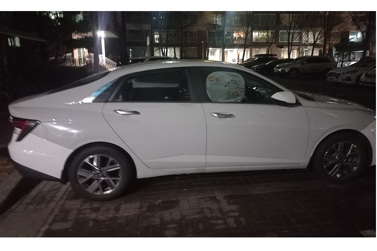 Không chỉ tăng kích thước, Hyundai Accent 2023 còn lột xác về mặt thiết kế ngoại thất. Theo đó, mẫu xe này được bổ sung lưới tản nhiệt hình thang ngược rộng hơn trước với mắt lưới mới. Bên cạnh là hệ thống đèn 2 tầng mới với dải đèn LED định vị ban ngày nằm vắt ngang, ôm lấy nắp capô, và đèn pha nhỏ gọn đặt phía dưới, cạnh lưới tản nhiệt.