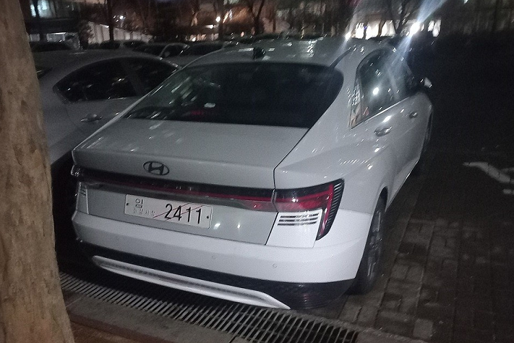 Đặc biệt, Hyundai Accent 2023 còn có gói công nghệ an toàn chủ động Hyundai Smartsense mới, mang đến những tính năng như hỗ trợ giữ làn đường, hệ thống kiểm soát hành trình thích ứng, phanh khẩn cấp tự động, cảnh báo tiền va chạm, cảnh báo điểm mù và cảnh báo phương tiện cắt ngang khi lùi.