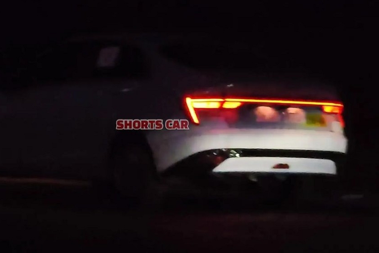 Trong đoạn video do hãng Hyundai tung ra, Accent mới được trang bị nội thất màu sáng tạo cảm giác sang trọng. Hàng ghế sau khá rộng rãi nhờ chiều dài cơ sở tăng mạnh và đi kèm cửa gió điều hòa. Ngoài ra, nội thất của xe sẽ trở nên thoáng đãng hơn nhờ cửa sổ trời trong khi khoang hành lý sở hữu thể tích 528 lít, tăng 50 lít so với trước.