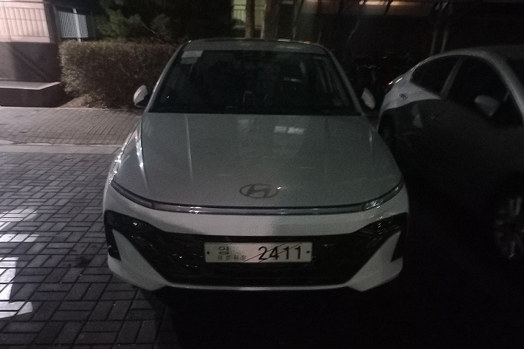 Kích thước cụ thể của Hyundai Accent 2023 bao gồm chiều dài 4.535 mm, chiều rộng 1.765 mm, chiều cao 1.475 mm và chiều dài cơ sở 2.670 mm. So với thế hệ cũ, xe dài hơn 95 mm, rộng hơn 36 mm, cao hơn 5 mm và chiều dài cơ sở tăng 70 mm. Đồng thời, mẫu xe này cũng vượt trội so với những đối thủ cùng phân khúc sedan hạng B về mặt kích thước.