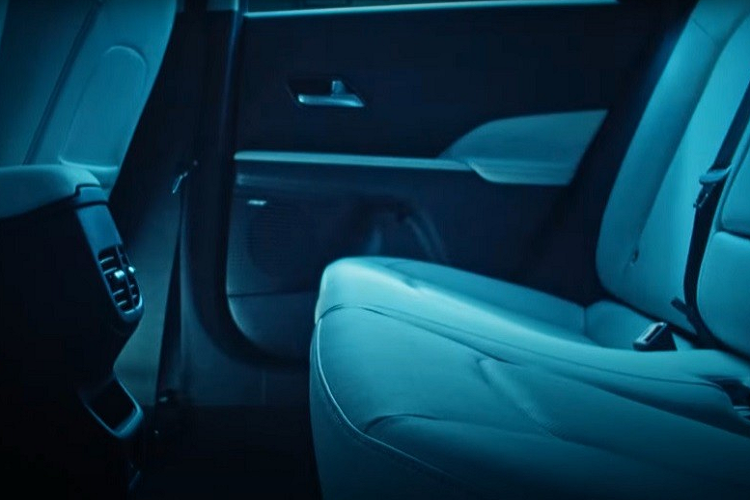 Phía sau xe xuất hiện cụm đèn hậu LED mới nằm vắt ngang đuôi xe và kéo dài từ nắp cốp xuống cản sau. Nằm bên trên đèn hậu là tem chữ nổi "Accent" hoặc "Verna" và logo của hãng Hyundai. Trong khi đó, dưới đèn hậu dường như là 3 khe gió mới, nằm ở hai bên cửa cốp.Tiếp đến là cản sau mới được thiết kế 2 màu với nẹp đen bóng làm điểm nhấn, tích hợp đèn ở hai góc.