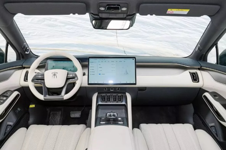 Về nội thất, BYD Song L sở hữu khoang cabin rộng rãi với nhiều tiện ích hiện đại như: màn hình xoay dạng nổi 15,6 inch; bảng đồng hồ LCD 10,25 inch phía sau vô lăng; màn hình hiển thị head-up display 50 inch (kết hợp công nghệ thực tế tăng cường - AR).