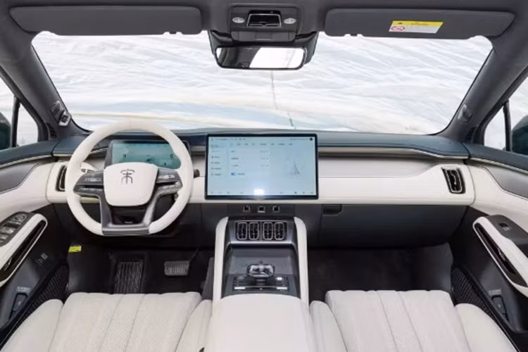 Về nội thất, BYD Song L sở hữu khoang cabin rộng rãi với nhiều tiện ích hiện đại như: màn hình xoay dạng nổi 15,6 inch; bảng đồng hồ LCD 10,25 inch phía sau vô lăng; màn hình hiển thị head-up display 50 inch (kết hợp công nghệ thực tế tăng cường - AR).