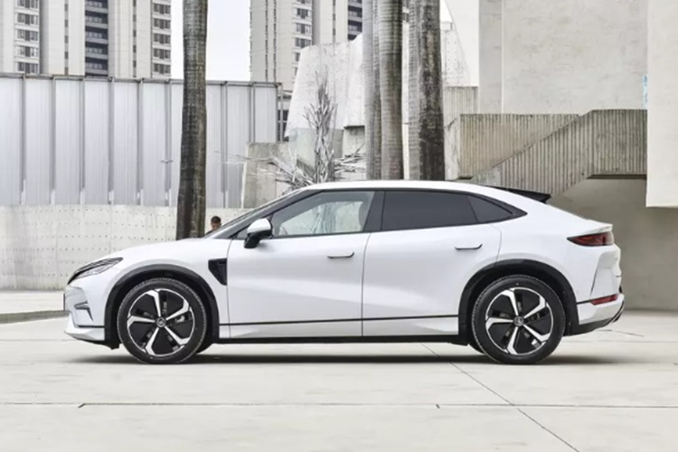 BYD Song L mang dáng dấp thể thao với trần cong và đuôi vuốt về phía sau. Đầu xe nổi bật với lưới tản nhiệt độc đáo và dải crôm giống “râu rồng” được nối từ đèn pha đến lưới tản nhiệt giúp chiếc xe nhìn bắt mắt và mới mẻ hơn. Xe cũng được trang bị cửa không viền, tay nắm cửa dạng ẩn đi cùng bộ mâm có kích thước 20 inch.