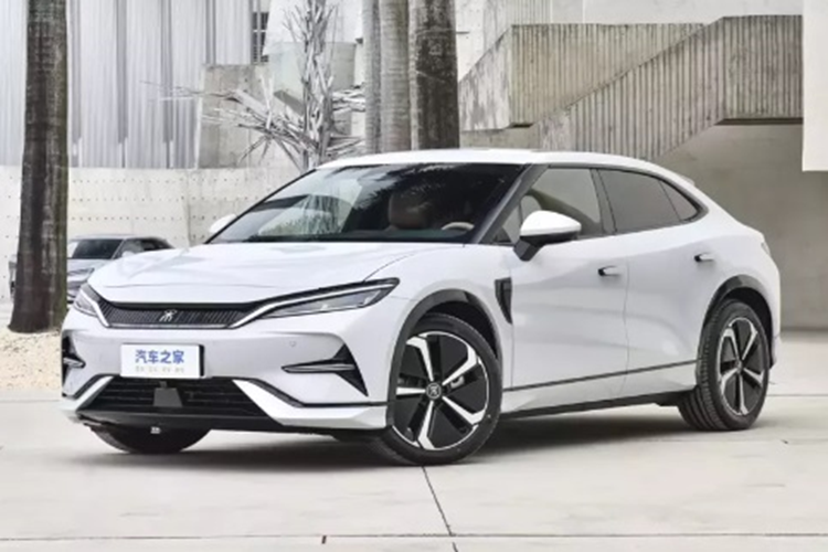 Chiếc SUV lai cuope BYD Song L 2024 sở hữu kích thước dài, rộng, cao lần lượt là 4.840/1.950/1.560 mm, chiều dài cơ sở 2.930 mm. Kích thước này tương đương với mẫu VinFast VF 8 tại Việt Nam.