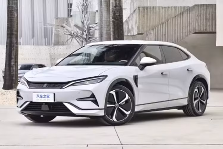 Chiếc SUV lai cuope BYD Song L 2024 sở hữu kích thước dài, rộng, cao lần lượt là 4.840/1.950/1.560 mm, chiều dài cơ sở 2.930 mm. Kích thước này tương đương với mẫu VinFast VF 8 tại Việt Nam.