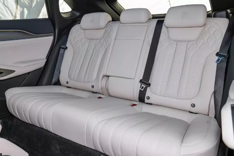 BYD Song L 2024 còn được trang bị hệ thống kết nối mạng thông minh DiLink dựa trên bộ xử lý Snapdragon cùng với Qualcomm để tùy chỉnh sâu nền tảng buồng lái ô tô hỗ trợ 5G.