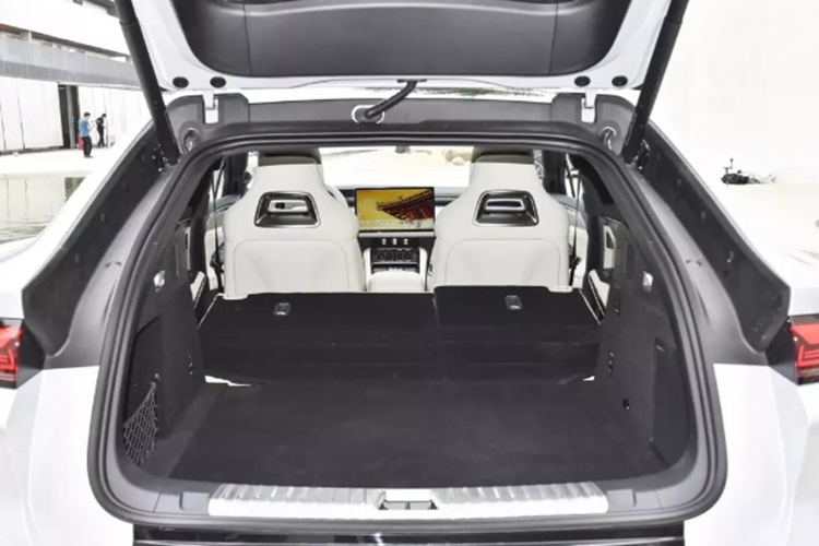 Cung cấp sức mạnh cho BYD Song L 2024 chạy điện là 2 tuỳ chọn truyền động gồm: phiên bản động cơ đơn công suất tối đa 308 mã lực và phiên bản động cơ kép, dẫn động 4 bánh được trang bị động cơ điện phía trước và phía sau cho tổng công suất là 510 mã lực.