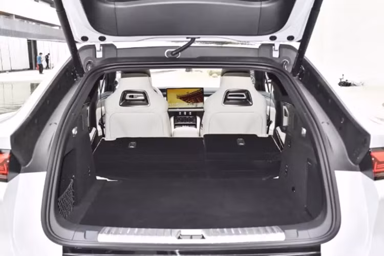 Cung cấp sức mạnh cho BYD Song L 2024 chạy điện là 2 tuỳ chọn truyền động gồm: phiên bản động cơ đơn công suất tối đa 308 mã lực và phiên bản động cơ kép, dẫn động 4 bánh được trang bị động cơ điện phía trước và phía sau cho tổng công suất là 510 mã lực.