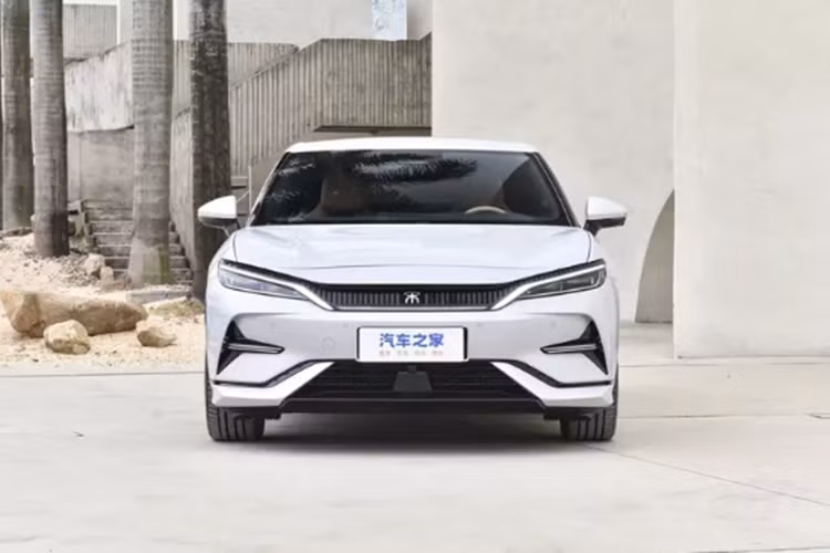 Xe được phát triển trên nền tảng điện tử 3.0 chạy hoàn toàn bằng điện và tích hợp nhiều công nghệ tiên tiến của BYD, bao gồm hệ thống treo Disus-C và công nghệ tích hợp pin CTB (cell-to-body)