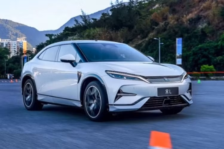 Theo thống kê có đến 70% số khách hàng đặt xe là nam giới. Trong đó, người dùng chủ yếu là giới trẻ, ở độ tuổi trung bình là 25 – 35. BYD Song L 2024 mới chính thức trình làng vào ngày 15/12 với 5 phiên bản, cùng mức giá dao động từ 189.800 - 249.800 NDT (khoảng 620 - 815 triệu đồng).