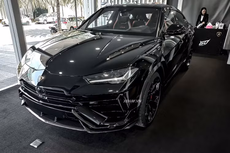  Lamborghini Urus Performante 2023 mới được ra mắt thị trường Việt Nam lần đầu tiên vào ngày 15/3/2023. Hiện tại, Urus Performante được phân phối chính hãng bởi đại lý S&amp;S Automotive với mức giá khởi điểm 16,5 tỷ đồng (đã bao gồm VAT).