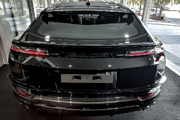 Lamborghini Urus Performante là phiên bản nâng cấp hướng nhiều đến hiệu năng vận hành với sức mạnh vượt trội hơn nguyên bản. Có thể dễ dàng nhận thấy mẫu xe này có phần cản trước hầm hố hơn hẳn và cản sau được thiết kế lại.