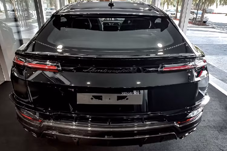 Lamborghini Urus Performante là phiên bản nâng cấp hướng nhiều đến hiệu năng vận hành với sức mạnh vượt trội hơn nguyên bản. Có thể dễ dàng nhận thấy mẫu xe này có phần cản trước hầm hố hơn hẳn và cản sau được thiết kế lại.