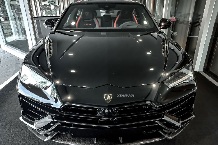 So với Lamborghini Urus bản thường, số lượng phiên bản Performante hiện có mặt tại nước ta ít hơn. Chiếc Lamborghini Urus Performante về Việt Nam này là chiếc thứ 2. Ngoại thất xe sở hữu màu sơn full đen với điểm nhấn carbon ở một số chi tiết như: bộ chia gió trước, bộ khuếch tán gió sau, cản sau, vòm bánh,…