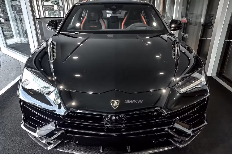 So với Lamborghini Urus bản thường, số lượng phiên bản Performante hiện có mặt tại nước ta ít hơn. Chiếc Lamborghini Urus Performante về Việt Nam này là chiếc thứ 2. Ngoại thất xe sở hữu màu sơn full đen với điểm nhấn carbon ở một số chi tiết như: bộ chia gió trước, bộ khuếch tán gió sau, cản sau, vòm bánh,…