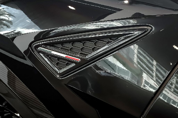 Lamborghini Urus Performante sở hữu những đường cắt sâu từ mui xuống cản trước, nắp ca-pô giúp tăng thêm vẻ khoẻ khoắn, mạnh mẽ cho chiếc SUV. Nắp ca-pô được thêm hai khe hút gió giúp cải thiện việc tản nhiệt của khoang động cơ. Những cánh chia gió mới lớn và được mở rộng hơn đặt ở cản trước giúp tối ưu hoá hướng điều tiết của không khí: triệt tiêu không khí nhiễu động đi qua hốc bánh và giảm sức cản của gió.