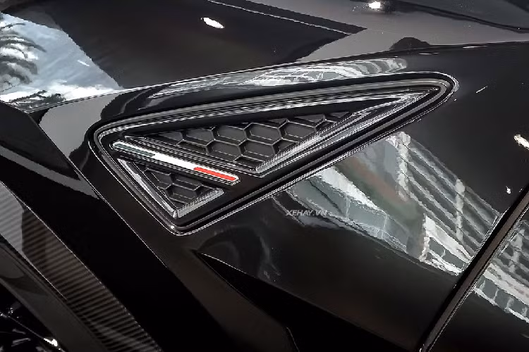 Lamborghini Urus Performante sở hữu những đường cắt sâu từ mui xuống cản trước, nắp ca-pô giúp tăng thêm vẻ khoẻ khoắn, mạnh mẽ cho chiếc SUV. Nắp ca-pô được thêm hai khe hút gió giúp cải thiện việc tản nhiệt của khoang động cơ. Những cánh chia gió mới lớn và được mở rộng hơn đặt ở cản trước giúp tối ưu hoá hướng điều tiết của không khí: triệt tiêu không khí nhiễu động đi qua hốc bánh và giảm sức cản của gió.