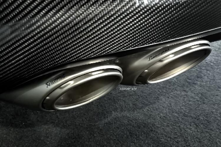 Đi kèm với khối động cơ này là hộp số 8 cấp tự động và hệ dẫn động bốn bánh. Xe có khả năng tăng tốc 0-100 km/h trong 3,3 giây, trước khi đạt vận tốc tối đa 306 km/h. Lamborghini Urus Performante có 4 chế độ lái, bao gồm Strada, Sport, Corsa và Rally. Người dùng có thể điều chỉnh chế độ lái thông qua hệ thống Tamburo.