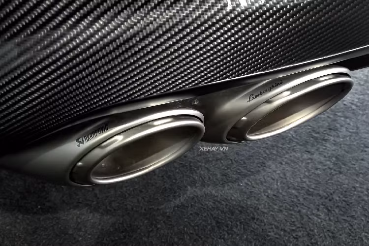 Đi kèm với khối động cơ này là hộp số 8 cấp tự động và hệ dẫn động bốn bánh. Xe có khả năng tăng tốc 0-100 km/h trong 3,3 giây, trước khi đạt vận tốc tối đa 306 km/h. Lamborghini Urus Performante có 4 chế độ lái, bao gồm Strada, Sport, Corsa và Rally. Người dùng có thể điều chỉnh chế độ lái thông qua hệ thống Tamburo.