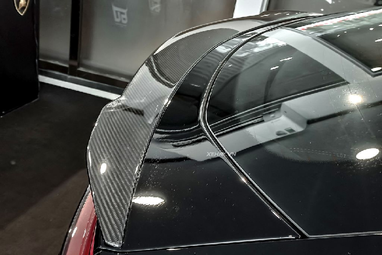 Ở phía sau, Lamborghini Urus Performante được trang bị cánh gió lấy cảm hứng từ siêu phẩm Aventador SVJ giúp gia tăng lực ép mặt đường lên phần sau xe đến 38%, đồng nghĩa lực ép mặt đường tổng thể xe tăng lên 8%. Đi cùng với đó là chi tiết cánh gió phụ thiết kế thanh mảnh được đặt dọc theo mép cốp xe. Phần cản sau cũng mang một số thay đổi khi sở hữu những đường khuếch tán gió đặt giữa hai bộ ống xả đôi chất liệu titanium đến từ thương hiệu Akrapovic ở hai bên.