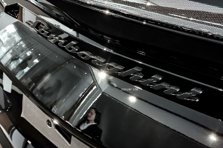 Gầm xe được hạ thấp 20 mm, trong khi chiều rộng cơ sở tăng 16 mm. Bên trong cabin, Lamborghini Urus Performante thứ hai tại Việt Nam có nội thất tông màu đen chủ đạo với điểm nhấn chỉ khâu màu đỏ, đi kèm một số chi tiết được ốp sợi carbon. Vô lăng là dạng 3 chấu thể thao, tích hợp nhiều nút bấm. Phía sau vô lăng là cụm đồng hồ kỹ thuật số được chia làm ba phần với một đồng hồ cỡ lớn ở chính giữa và hai đồng hồ nhỏ phía hai bên.