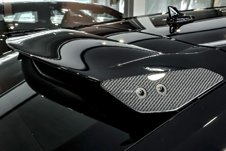 Siêu SUV Lamborghini Urus Performante trong bài được trang bị bộ mâm đa chấu sơn đen “ton-sour-ton” với màu sơn ngoại thất, đúc từ hợp kim trọng lượng nhẹ với cơ chế khóa bằng titanium. Hệ thống phanh là loại gốm-carbon, đi kèm cùm phanh màu đỏ nổi bật.