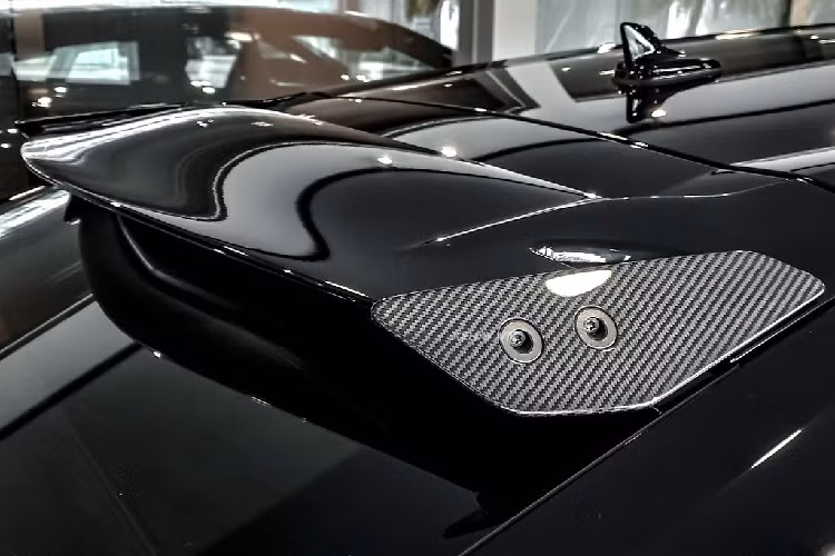 Siêu SUV Lamborghini Urus Performante trong bài được trang bị bộ mâm đa chấu sơn đen “ton-sour-ton” với màu sơn ngoại thất, đúc từ hợp kim trọng lượng nhẹ với cơ chế khóa bằng titanium. Hệ thống phanh là loại gốm-carbon, đi kèm cùm phanh màu đỏ nổi bật.