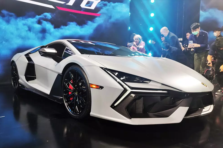 "Để đó và ngó", Minh Nhựa chia sẻ dòng trạng thái cùng hình ảnh chụp 1 showroom siêu xe Lamborghini ở nước ngoài, với điểm nhấn, có 6 chiếc xe đủ màu sắc từ vàng, xám, trắng, xanh lá cây, đen cho đến màu đỏ cam đang đỗ trước showroom siêu xe chính hãng này.