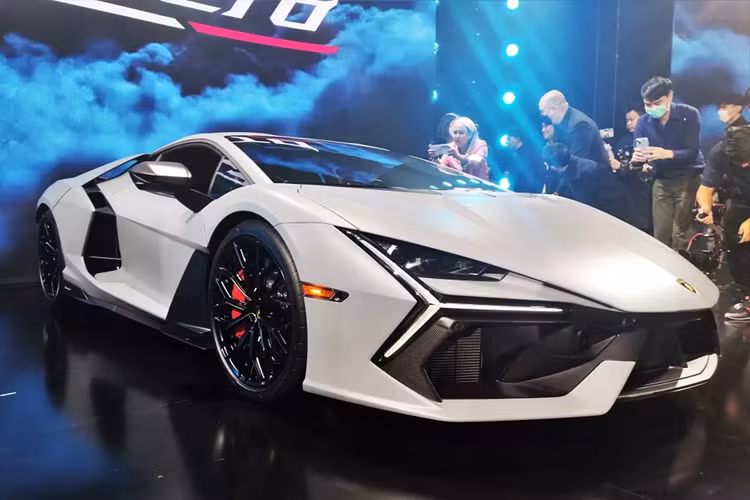 "Để đó và ngó", Minh Nhựa chia sẻ dòng trạng thái cùng hình ảnh chụp 1 showroom siêu xe Lamborghini ở nước ngoài, với điểm nhấn, có 6 chiếc xe đủ màu sắc từ vàng, xám, trắng, xanh lá cây, đen cho đến màu đỏ cam đang đỗ trước showroom siêu xe chính hãng này.