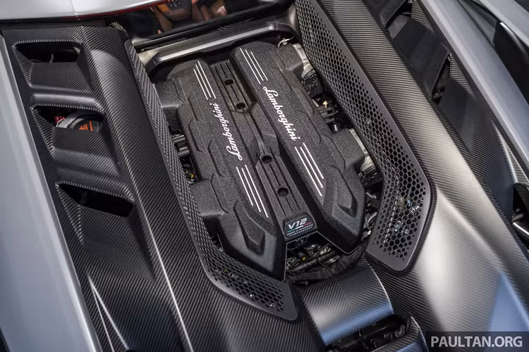 Kết hợp với mô-tơ điện, động cơ của siêu xe này tạo ra công suất tổng cộng 1.015 mã lực. Đây là siêu xe thương mại đầu tiên của hãng Lamborghini có công suất tối đa vượt ngưỡng 1.000 mã lực.