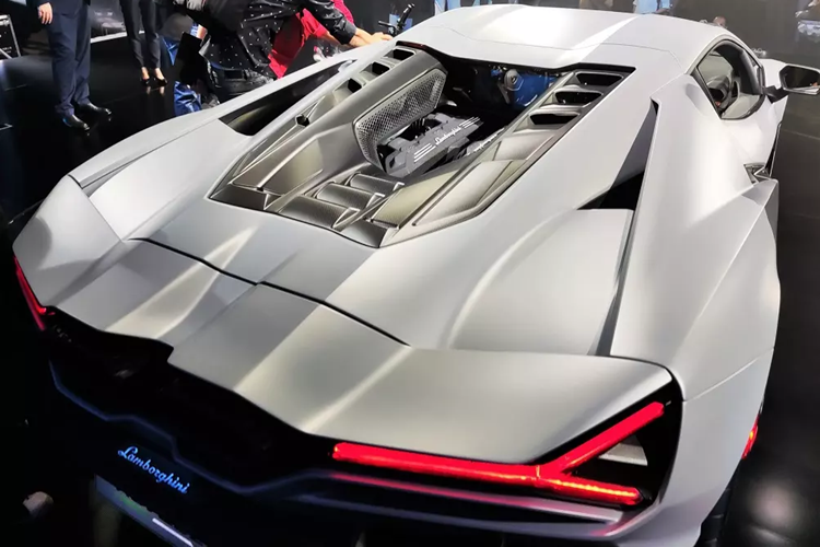 Có thể thấy, Minh Nhựa nổi tiếng là 1 tay chơi siêu xe rất đam mê thương hiệu xe Lamborghini, vì thế, việc chủ nhân của Pagani Huayra và McLaren Elva độc nhất Việt Nam để mắt đến "hậu duệ" của dòng siêu xe Aventador là điều không quá bất ngờ