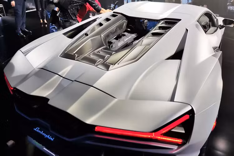 Có thể thấy, Minh Nhựa nổi tiếng là 1 tay chơi siêu xe rất đam mê thương hiệu xe Lamborghini, vì thế, việc chủ nhân của Pagani Huayra và McLaren Elva độc nhất Việt Nam để mắt đến "hậu duệ" của dòng siêu xe Aventador là điều không quá bất ngờ